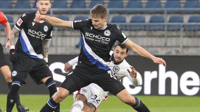 Almanya Ligi'nin 18'inci haftasında Eintracht Frankfurt, deplasmanda Arminia Bielefeld ile karşılaştı. Üstün bir oyun sergileyen konuk ekip 3 puanı 5 golle aldı.
