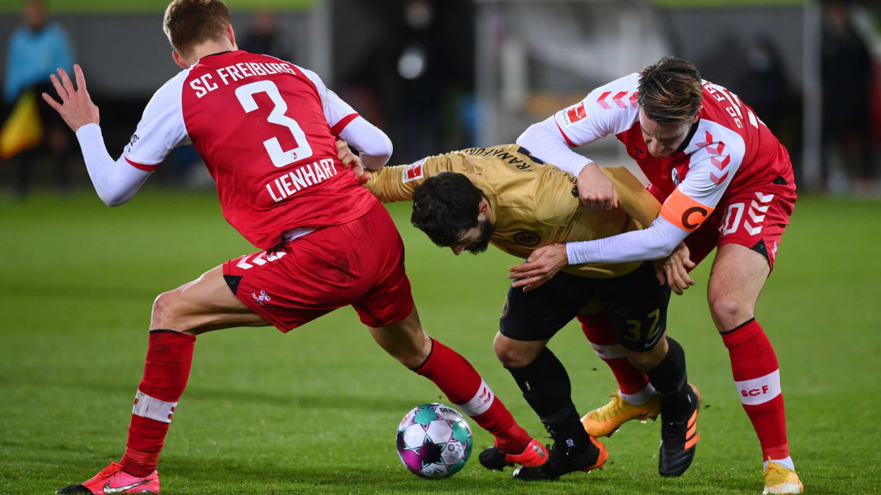 Almanya Bundesliga‘nın 17. haftasında Freiburg sahasında Eintracht Frankfurt ile karşı karşıya geldi. Zorlu mücadele 2-2’lik eşitlik ile tamamlandı..